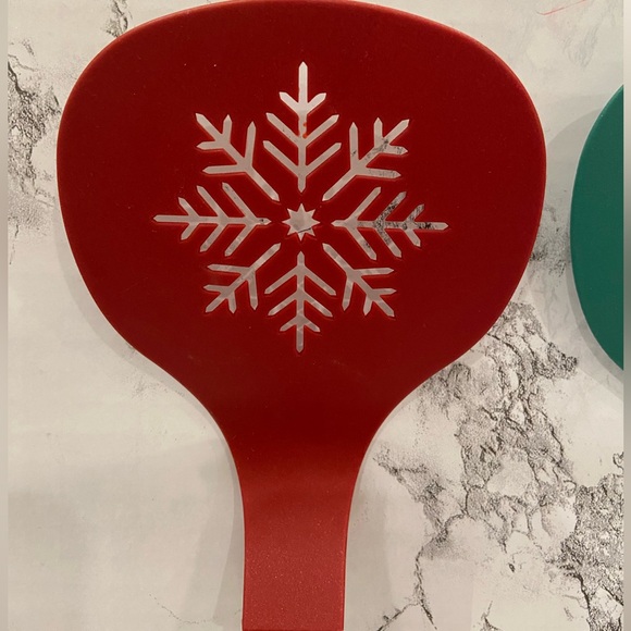 *NEW* Christmas Snowflake & Christmas Tree Shaped Silicone Flexible Spatula - Picture 3 of 7